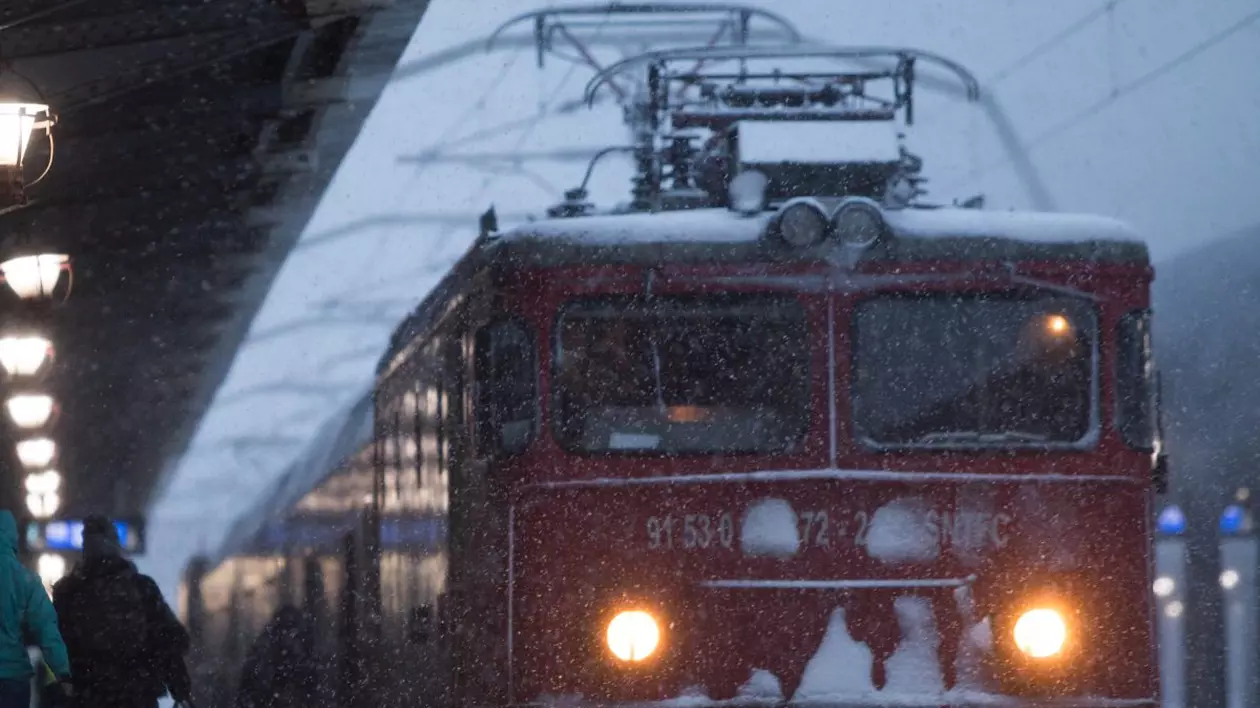 Un adolescent din Vrancea a murit electrocutat, după ce s-a urcat pe un vagon de tren