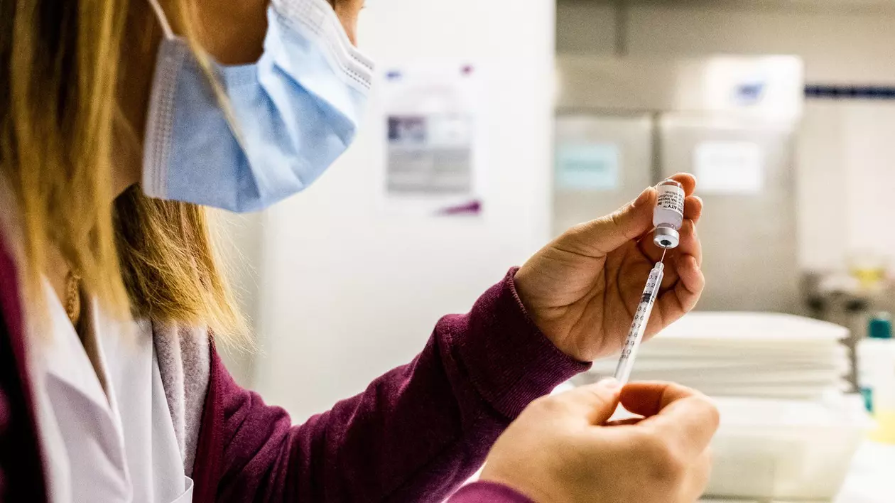 Directorul Pfizer anunță că vaccinul adaptat pentru varianta Omicron va fi gata în martie