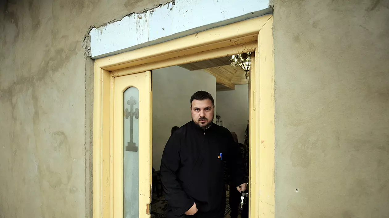 REPORTAJ | Fața mai puțin văzută a Bisericii. În două sate din Vaslui, un preot navetist, fost instalator, se zbate să-i scoată la lumină pe copii