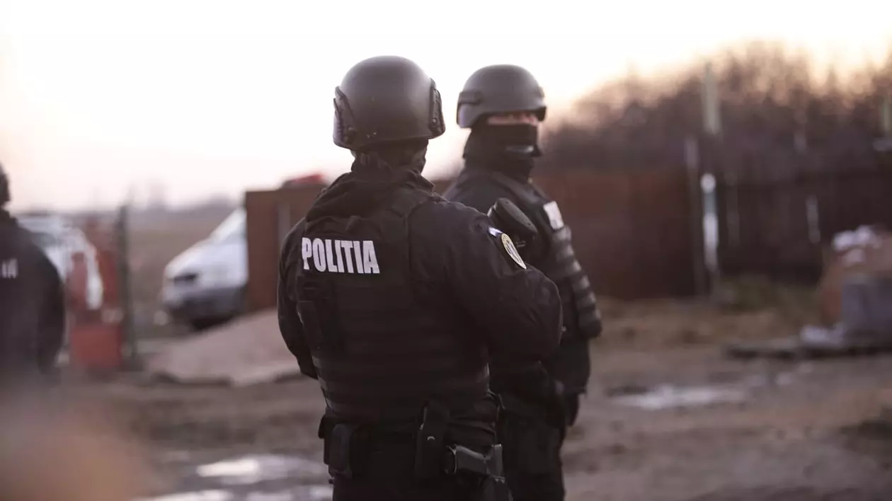 Cazul vârstnicilor din București obligați să se căsătorească pentru a le fi luate averile. Erau bătuți și ținuți în condiții mizere, spun procurorii