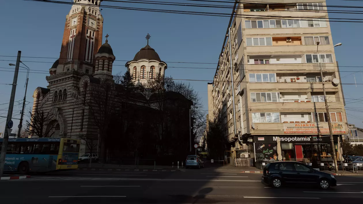REPORTAJ. Cum a ajuns demolarea unui bloc subiect de sondaj public în Ploiești, înainte ca locatarii să fie anunțați de Primărie. „Am aflat de pe Facebook”