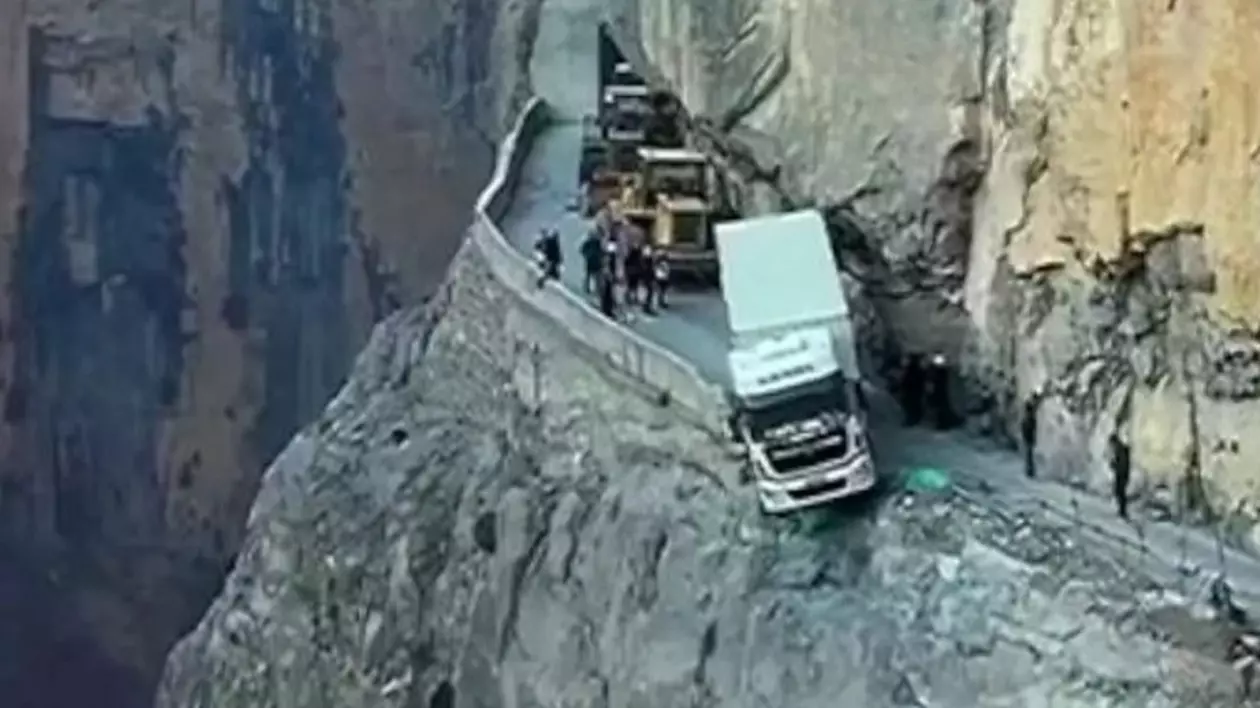 VIDEO. Un camion a rămas suspendat pe o stâncă din China trei zile