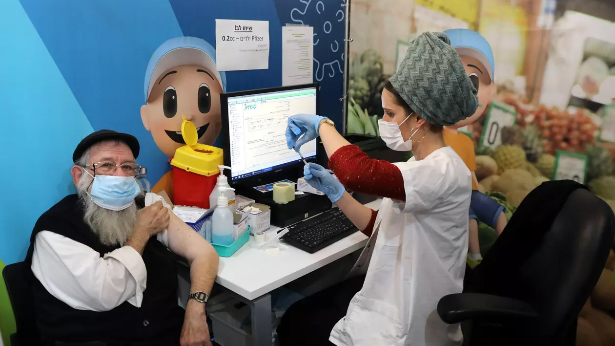 Studiu: A patra doză de vaccin anti-COVID, mai puţin eficientă împotriva infectării cu Omicron