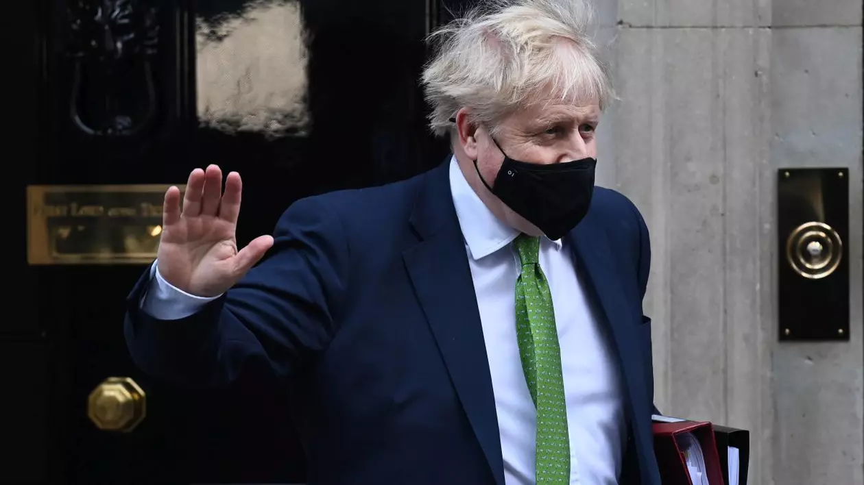 300 de poze de la petrecerile din lockdown ale lui Boris Johnson au ajuns la Poliție. „Vor fi multe amenzi”