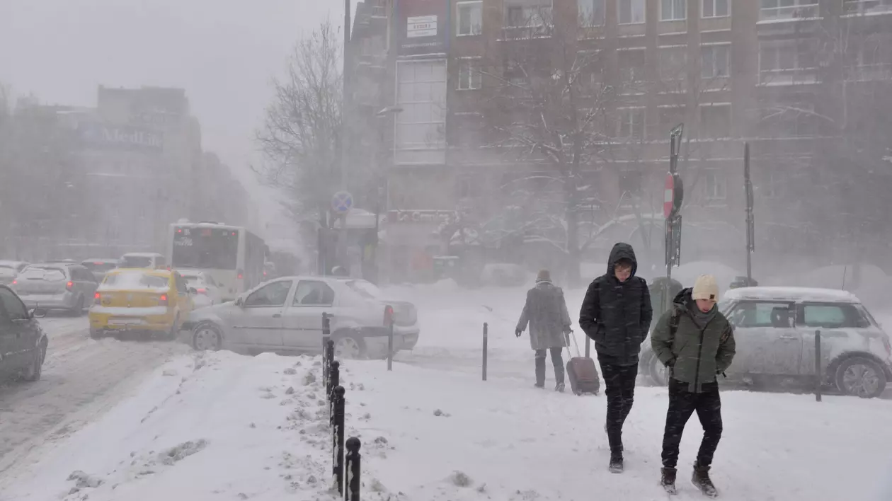 Avertizare de vreme severă: Ninsori viscolite în sud-estul țării, până marți