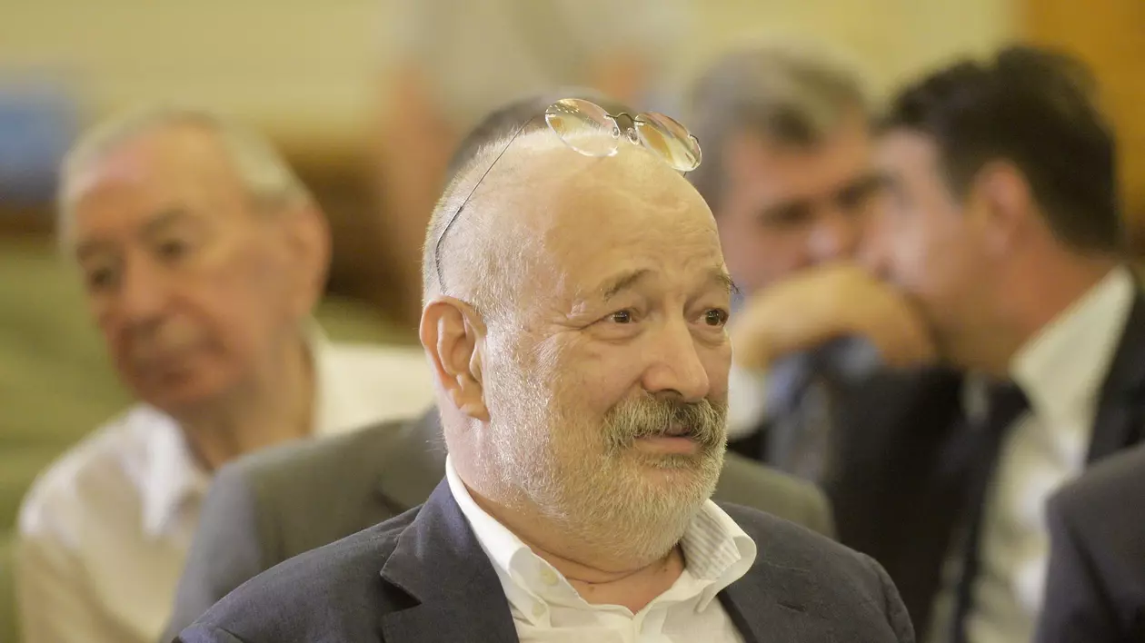 Politologul Stelian Tănase, interviu despre plagiatul premierului Ciucă: „Dacă nu a avut onoare când a copiat, cum să aibă onoare să demisioneze?”