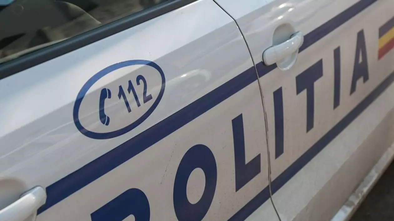 O mașină de poliție cu radar, lovită de un șofer care conducea cu 185 kilometri pe oră. Doi agenți au fost răniți
