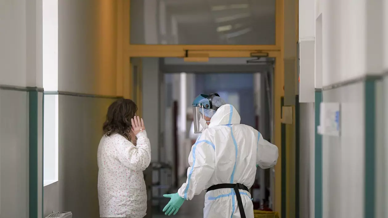 Un spital din România, obligat să achite daune morale familiei unui pacient care a decedat după ce s-a infectat cu COVID în spital. Ce i-a spus soției înainte să moară