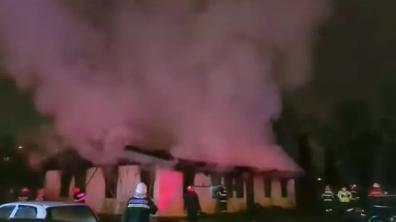 Un incendiu a distrus o clădire dezafectată din Slatina. Nouă mașini din apropiere au fost avariate