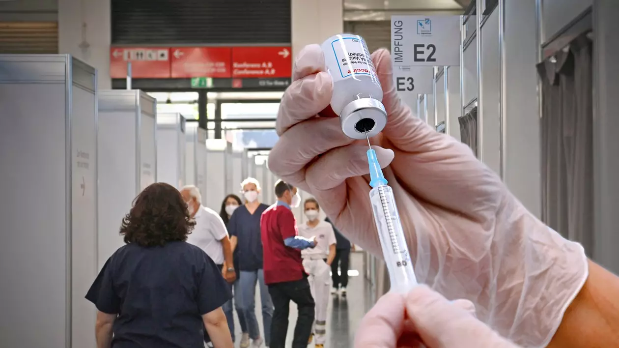 Vaccinarea obligatorie împotriva COVID este greu de impus. Austria și Germania au aflat deja acest lucru