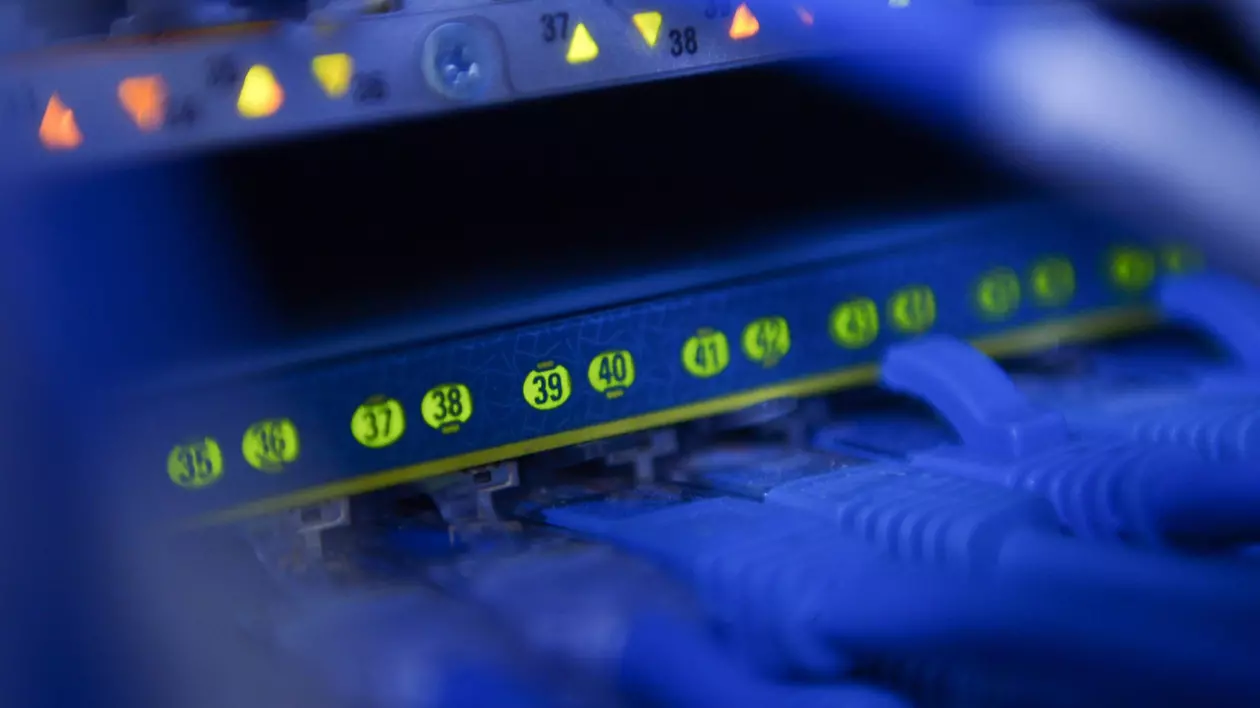 Curtea Constituțională, criticată pentru că a permis interceptarea unor date de la firmele de hosting