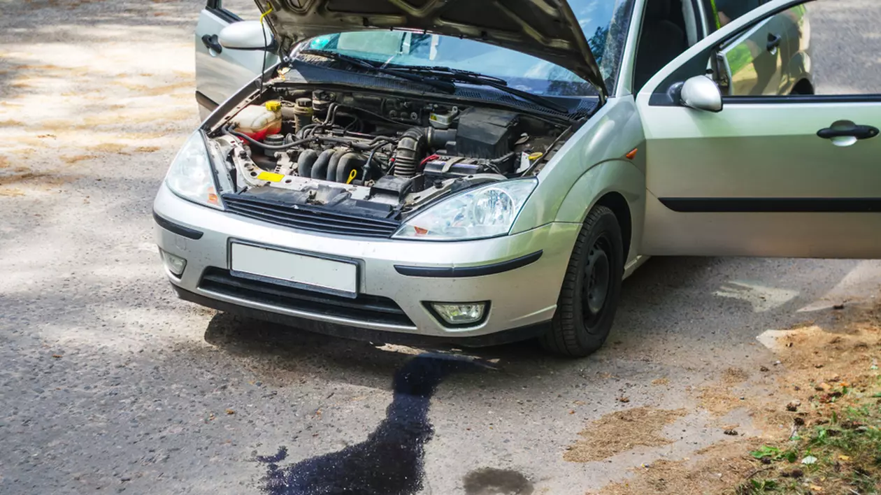 Scurgerile de ulei la mașină – de ce apar și cum poate fi eliminată cauza