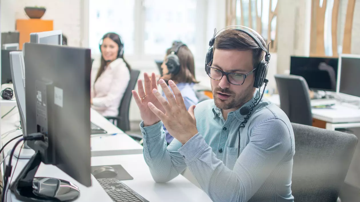Ce salariu primești dacă lucrezi într-un call-center. „Pe o limbă străină precum olandeza sau daneza, salariile pot fi chiar triple”