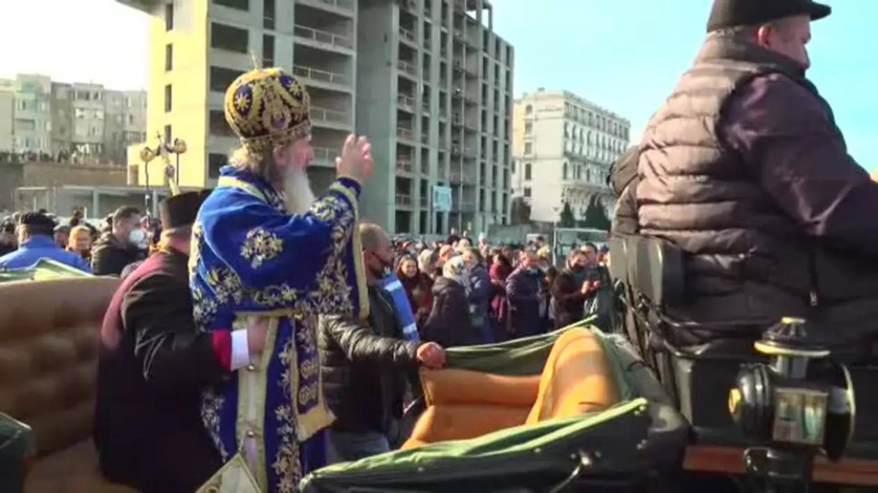 Imagini de la slujba de Bobotează de la Constanța: ÎPS Teodosie, plimbare cu caleașca, ținut în brațe de un preot
