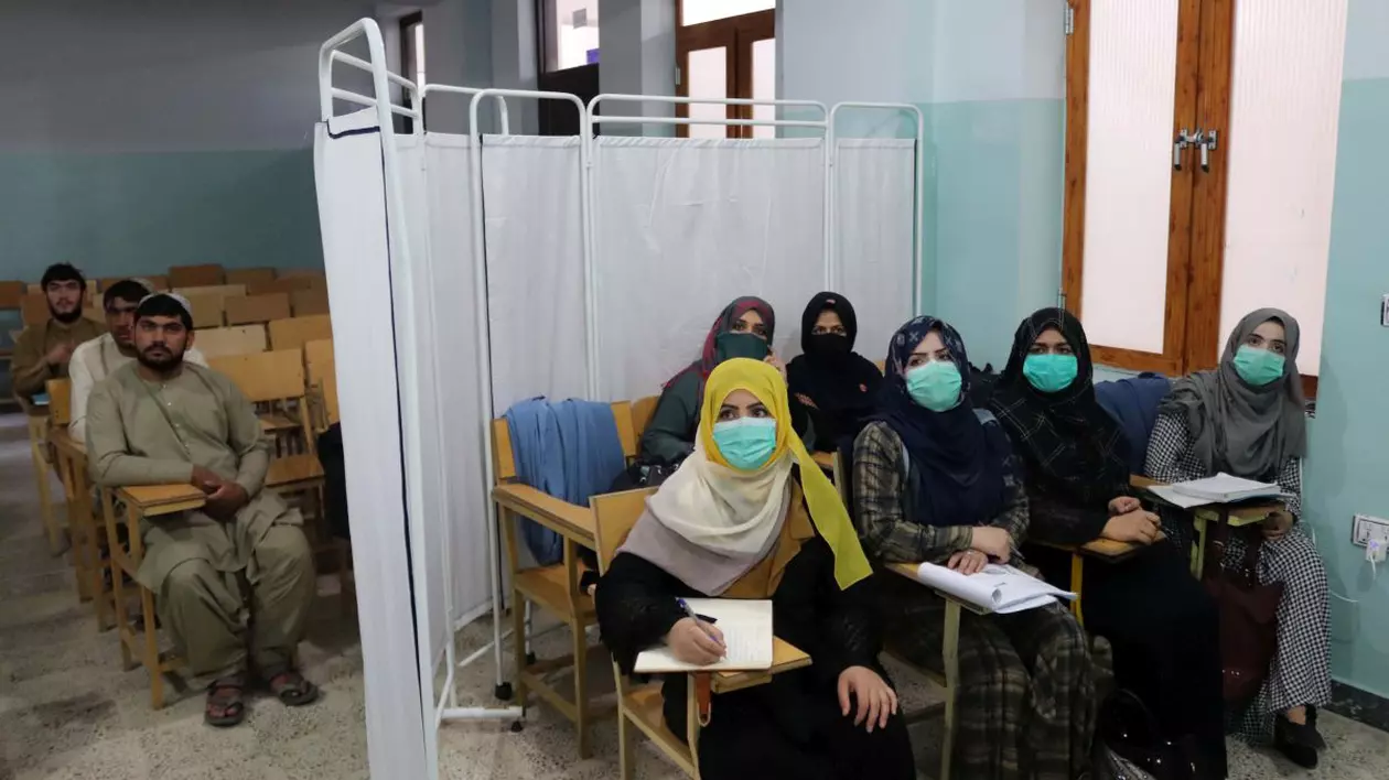 Talibanii anunță redeschiderea universităților după șase luni, dar nu și dacă fetele pot reveni la cursuri