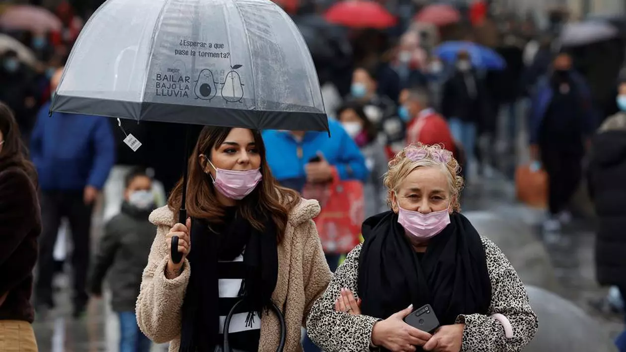 Unele țări europene se pregătesc de o nouă strategie în lupta cu COVID: cea de conviețuire cu virusul
