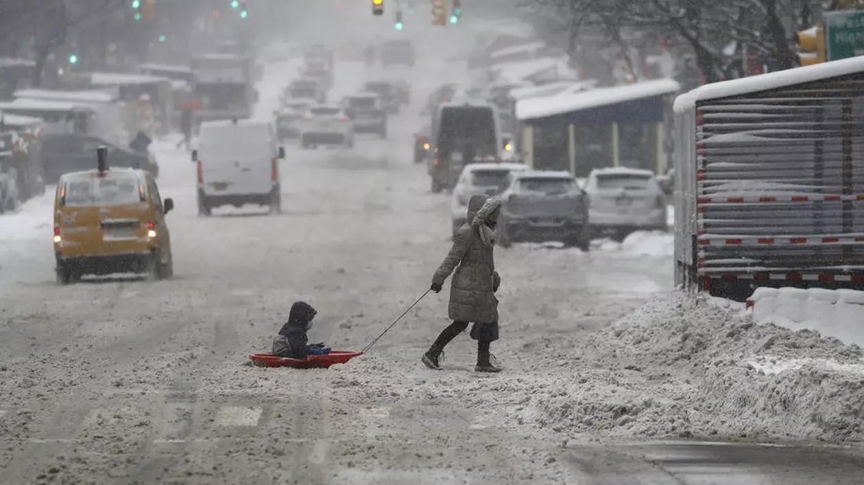 O furtună violentă de zăpadă afectează 75 de milioane de americani. New Yorkul e îngropat în zăpadă, mii de zboruri anulate