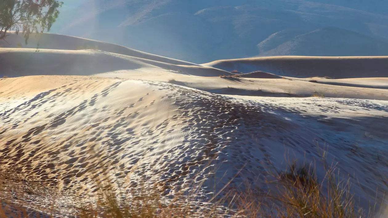 Dune de nisip, acoperite de zăpadă. Fenomen rar în deșertul Sahara