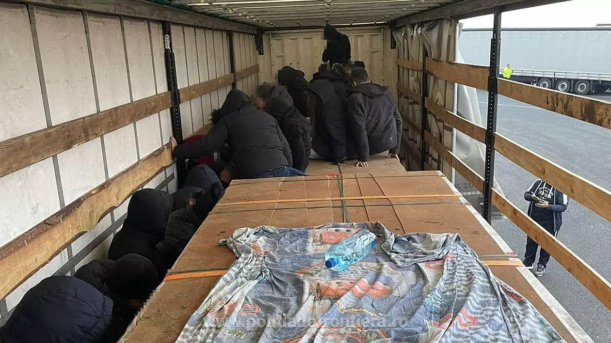 Un TIR cu 32 de migranți ascunși printre profile de aluminiu, oprit la vamă de polițiștii de frontieră