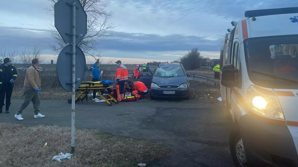 Un copil de 8 ani a murit, iar alți cinci au ajuns la spital, după ce mașina în care se aflau s-a răsturnat, în Arad