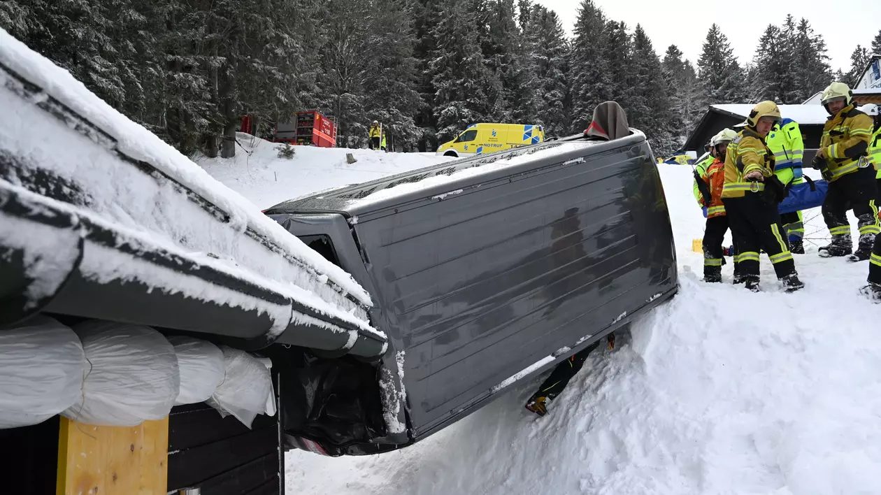 Accident spectaculos în Elveția: O dubă a aterizat pe o casă de vacanță, pasagerii au scăpat cu răni ușoare