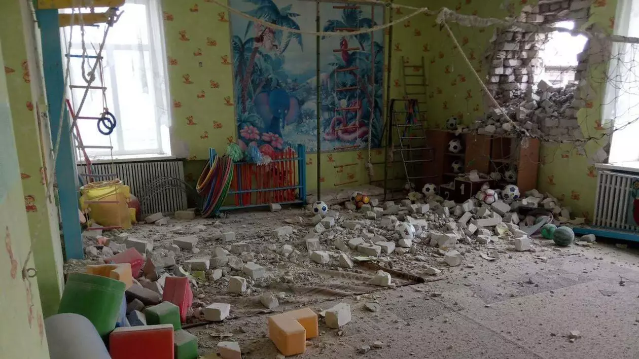 Grădiniță bombardată în estul Ucrainei. Kievul acuză „ocupanții” și anunță doi răniți. La rândul lor, separatiștii acuză atacuri