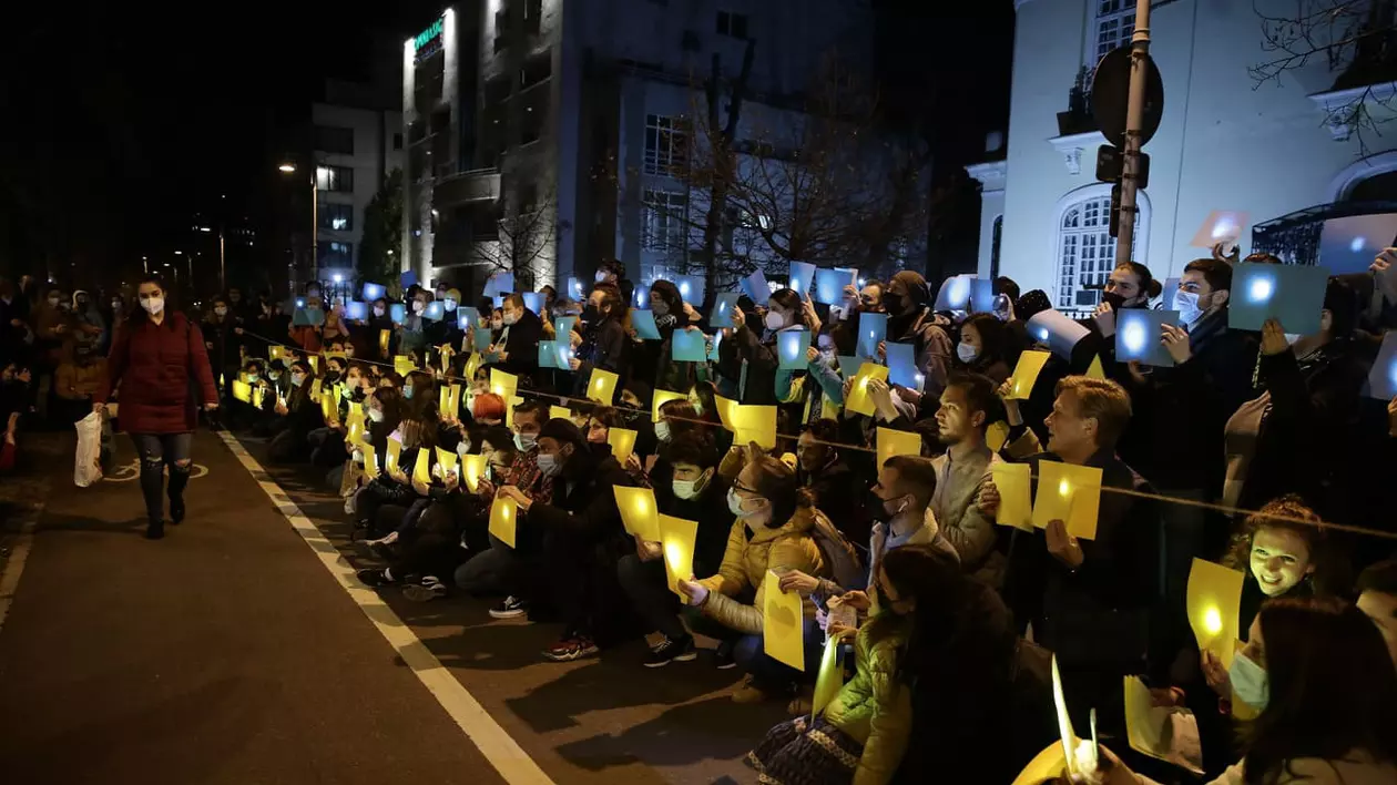 „Fără Putin. Fără război”. Manifestație de solidaritate la Ambasada Ucrainei din București