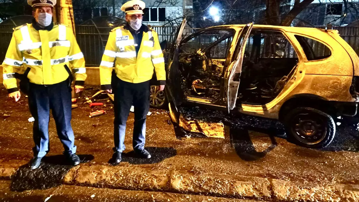 Șofer blocat într-o maşină în flăcări după ce intrase cu ea în stâlp, salvat de doi polițiști, în Piatra-Neamț
