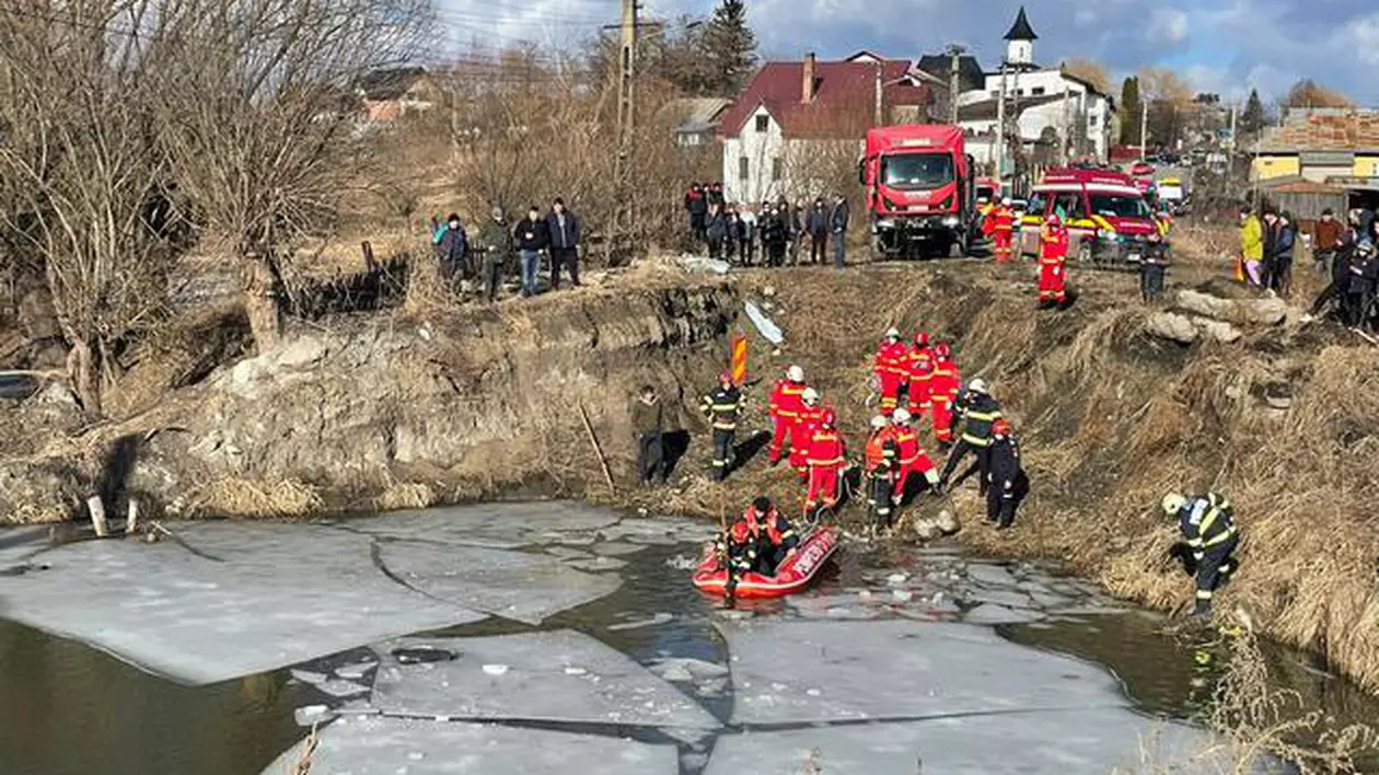 Două persoane au murit în Suceava după ce mașina în care se aflau a căzut într-o groapă plină cu apă