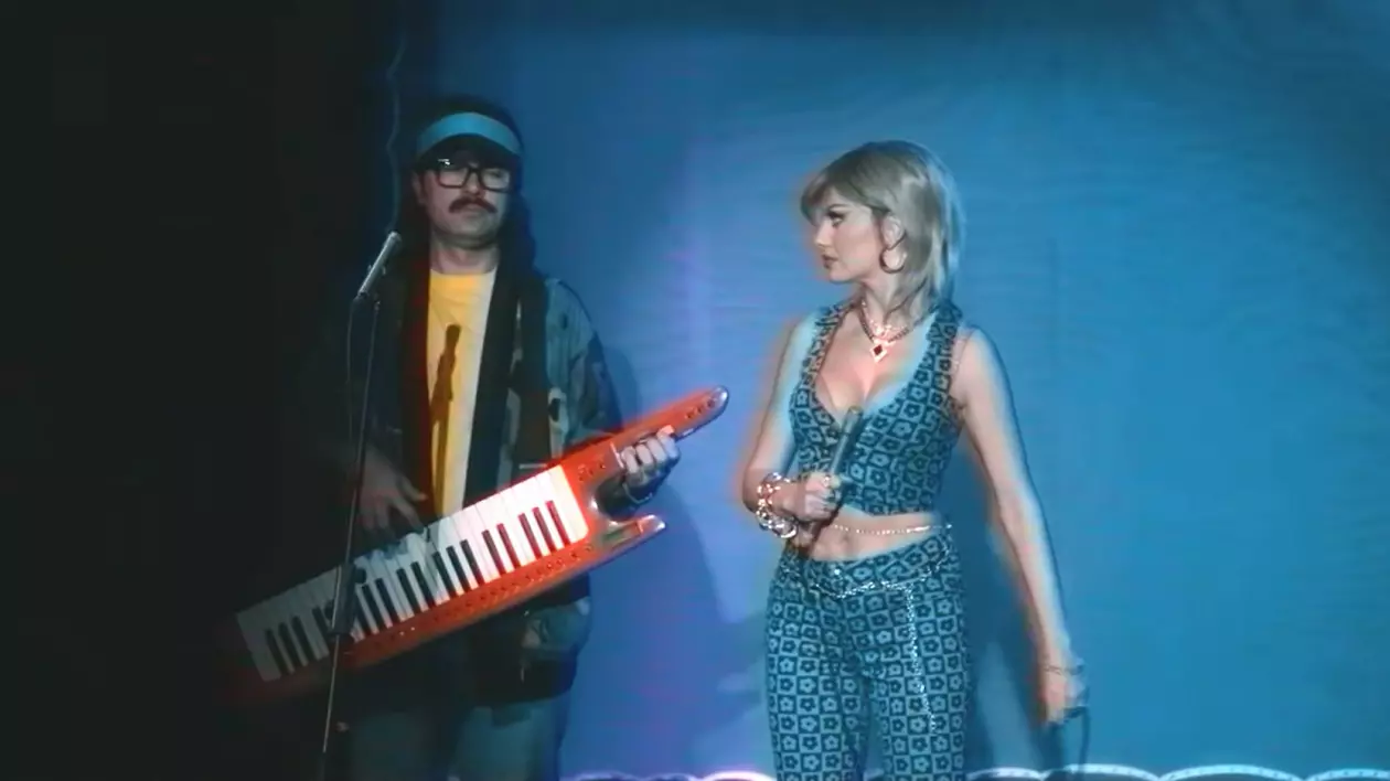 Cornel Ilie și Alexandra Stan, transformați radical în videoclipul celei mai recente piese a lor. Formează un cuplu de muzicieni