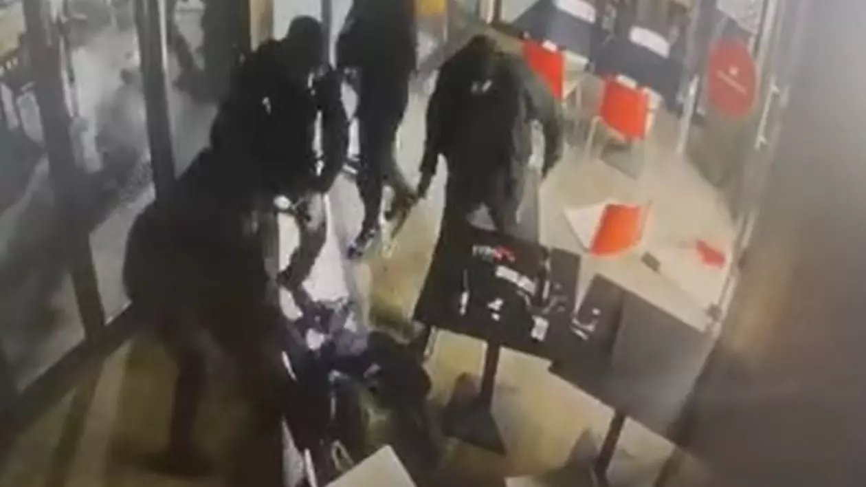 Doi bărbați, bătuți de agenții de pază într-o benzinărie din Craiova, după o farsă. Agresorii au fost reținuți