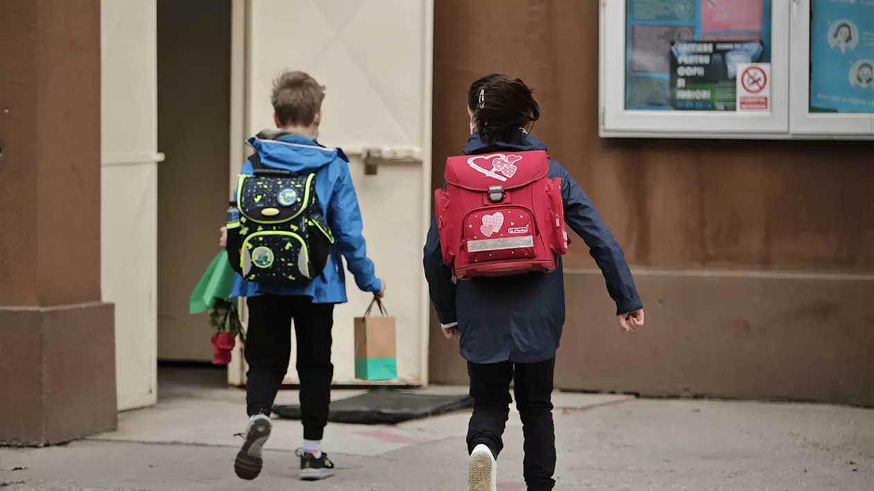 Cum se împart banii pentru reducerea abandonului școlar. Au rămas pe dinafară școli dezavantajate, dar sunt eligibile colegii naționale