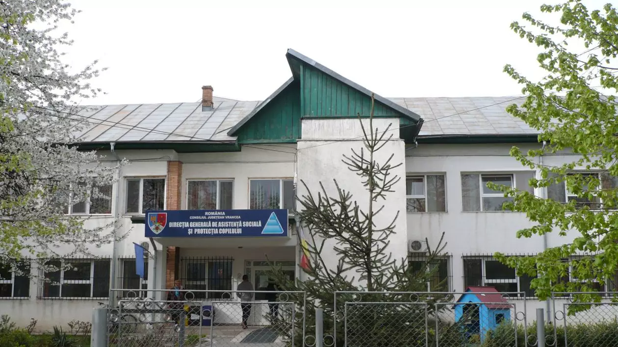 DGASPC Vrancea, bănuită că dă copii în plasament, pe bani, unor asistenți maternali care-i exploatează
