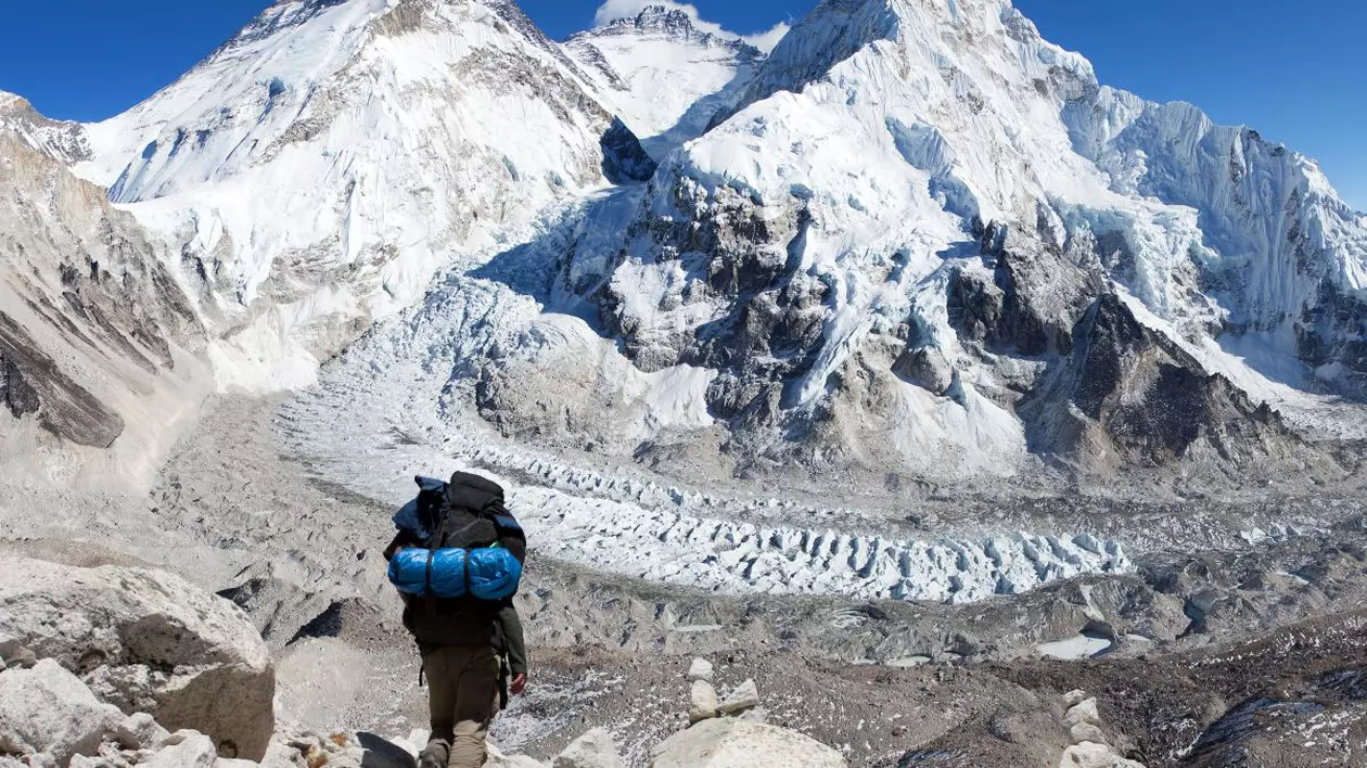 Cadavrul unui alpinist kenyan, lăsat de familie pe Muntele Everest. Cât ar fi costat recuperarea corpului