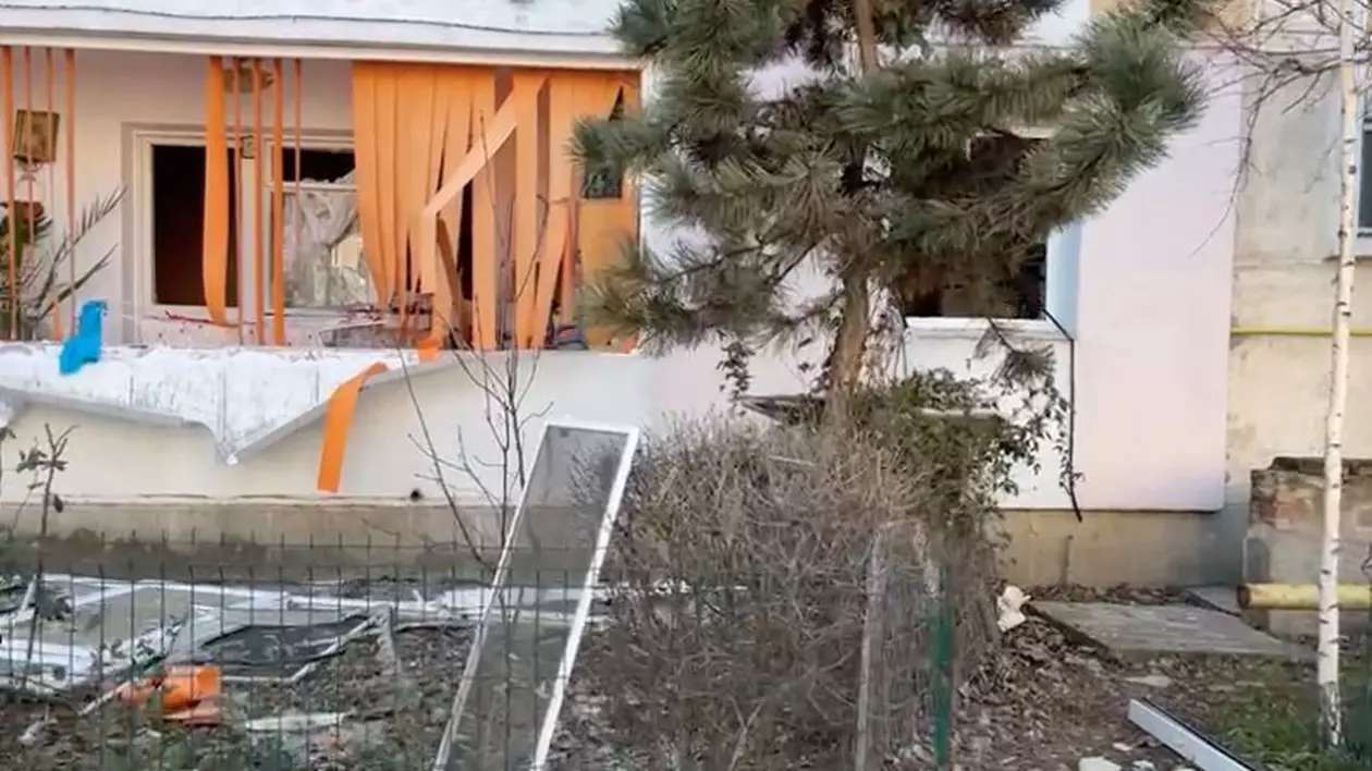 Explozie într-un bloc din Craiova. O persoană a fost rănită