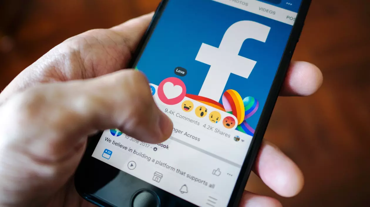 Cum verifici activitatea pe Facebook - utilizator cu telefon in mana