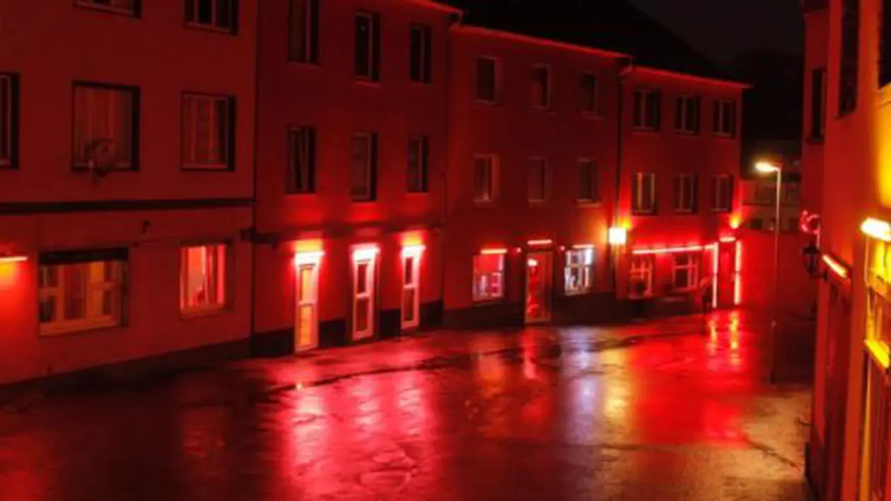 Client nemulțumit de serviciile unei escorte, scos cu forța de poliție din camera bordelului, unde se baricadase, în Germania