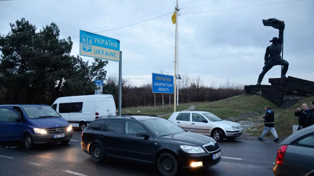 Ucrainenii scot indicatoarele rutiere de pe drumuri pentru a-i deruta pe ruși