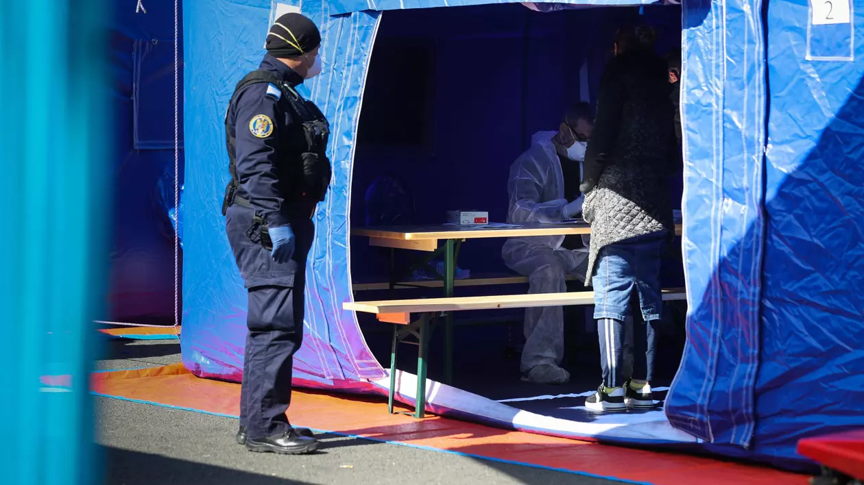 O bucureşteancă cu COVID a fost prinsă la graniţă, după ce a călătorit în străinătate, deşi trebuia să stea în izolare
