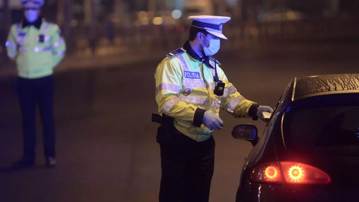 Trei persoane, prinse în trafic în timp ce transportau cadavrul unei femei de 93 de ani înfășurat într-un covor