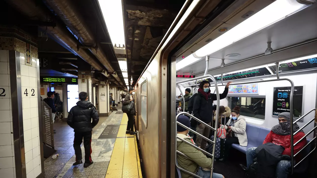 O tânără a fost înjunghiată într-un metrou din New York pentru că nu a vrut să-i spună agresorului cât e ceasul