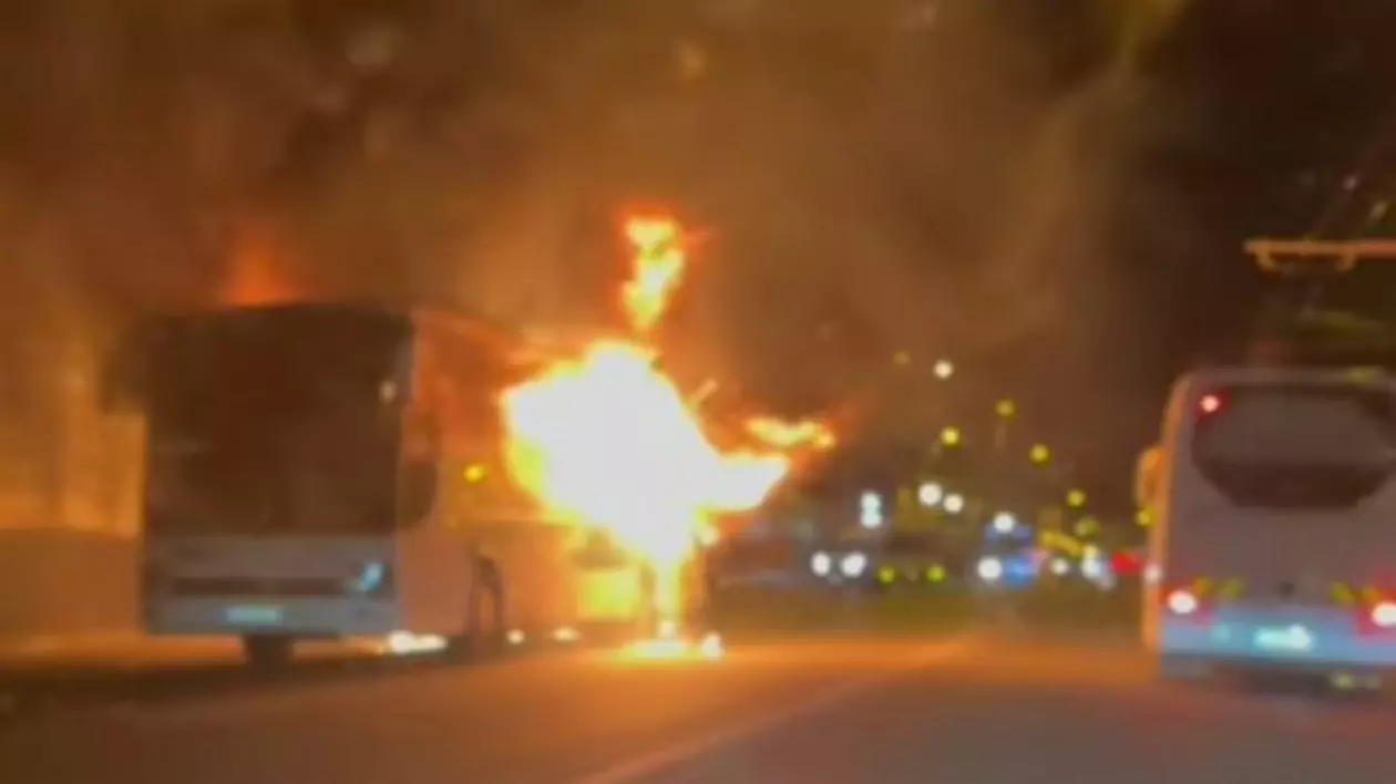 Un autobuz a luat foc în mers, în Târgu Jiu. Toți pasagerii s-au autoevacuat