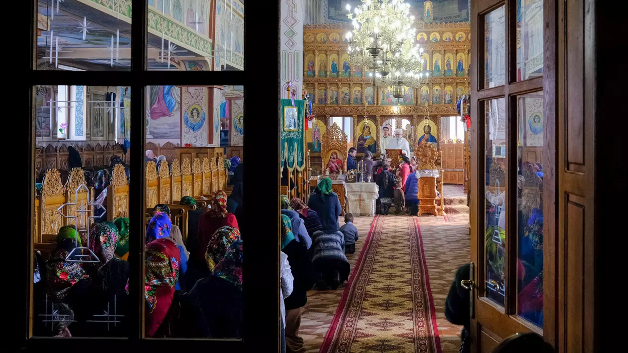 „Bunicii și tații noștri ne vorbeau despre război. Acum e rândul nostru să ne rugăm și să ne întoarcem către Dumnezeu”. Slujbă de duminică emoționantă în Maramureșul de graniță