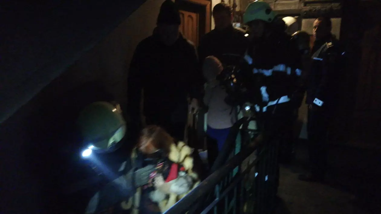 Incendiu la un bloc de locuințe sociale din Bârlad. Patru persoane au avut nevoie de îngrijiri medicale după ce fumul a inundat zece apartamente