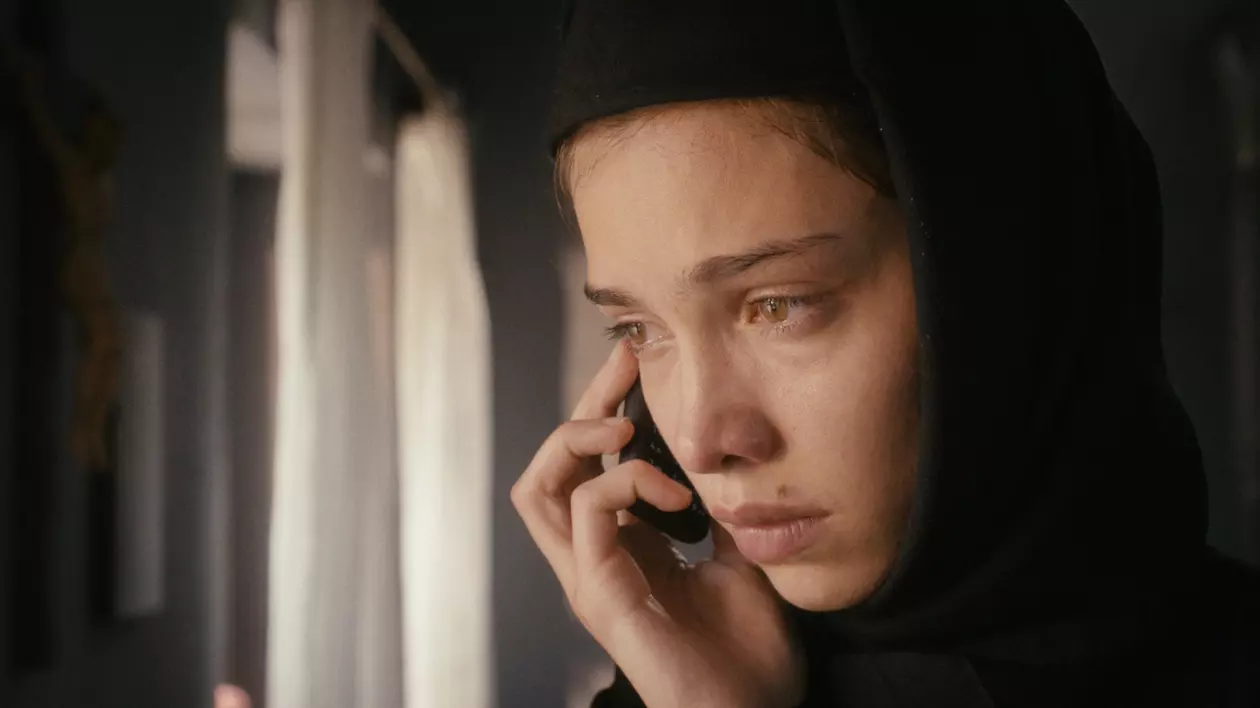 Tânăra actriță Ioana Bugarin din „Miracol”: „Mă revoltă că multe femei sunt învățate să se raporteze la sine prin prisma bărbaților din viața lor”