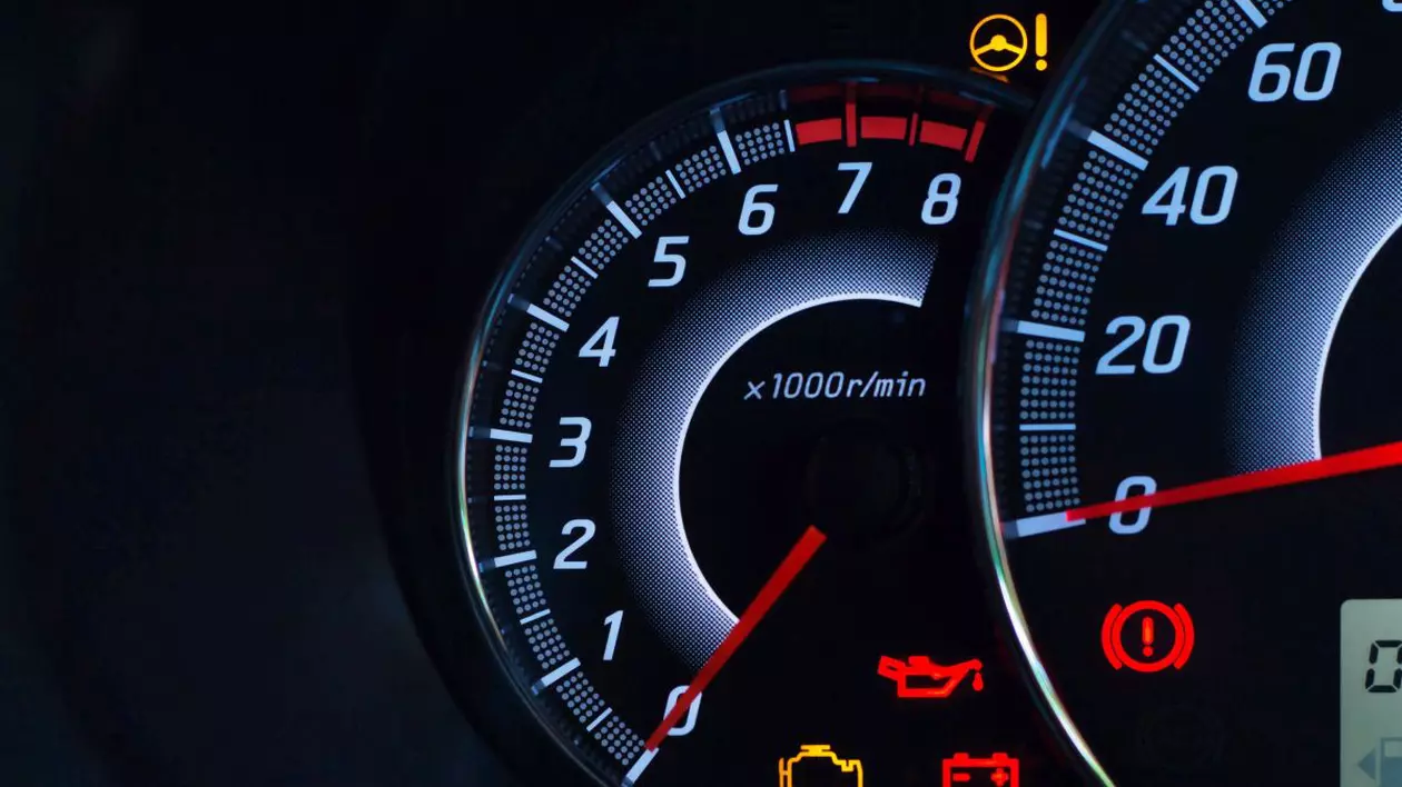 Martorul de bord „check engine” – ce probleme semnalează și ce trebuie să faci în fiecare situație