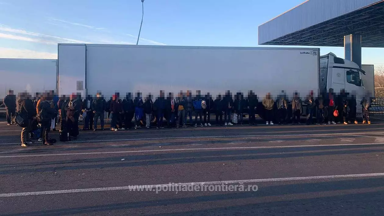 Doi șoferi români de TIR, prinși cu câte 37 de migranți în camion, în aceeași zi, unul la Nădlac, unul în Ungaria