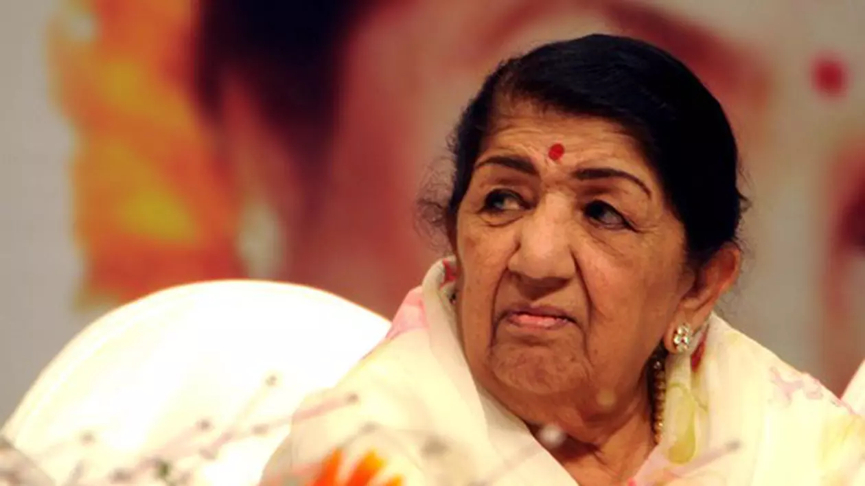 Cântăreață indiană Lata Mangeshkar, supranumită „privighetoarea de la Bollywood”, a murit la 92 de ani