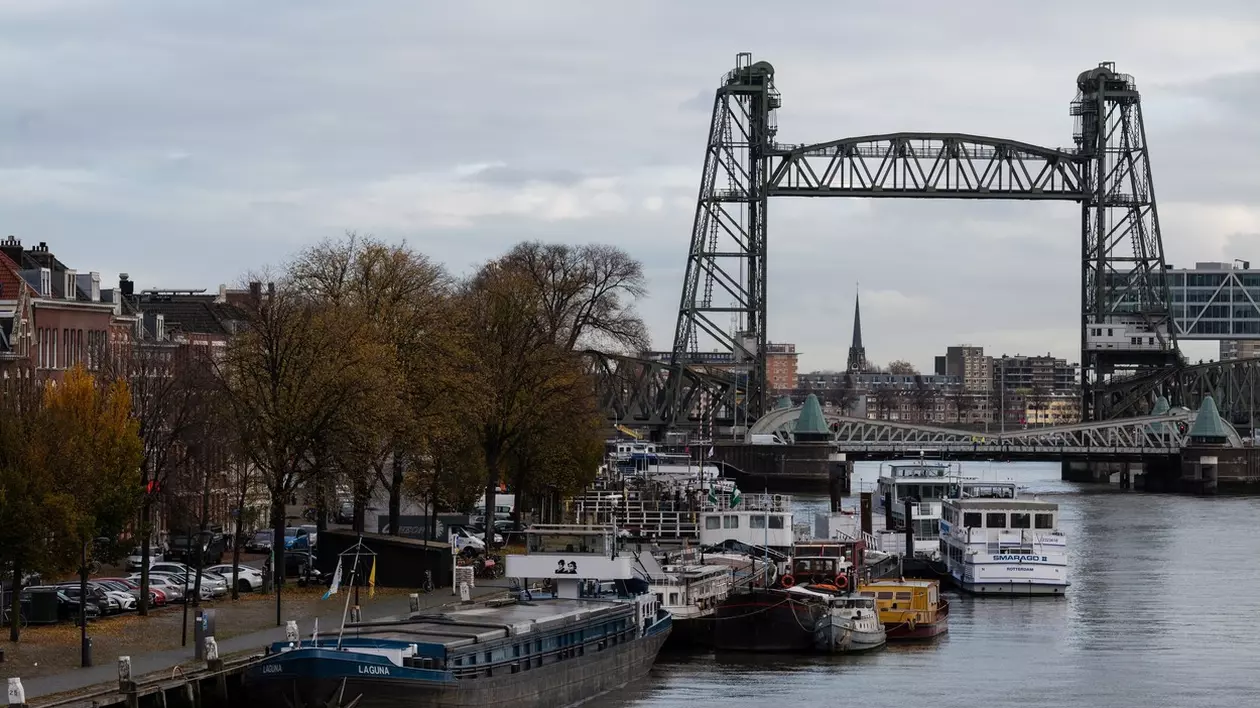 Pod vechi de 144 de ani din Rotterdam, demontat pentru a face loc iahtului de lux al miliardarului Jeff Bezos
