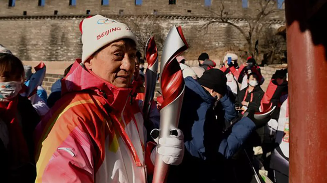 Jackie Chan a purtat torța olimpică pe Marele Zid Chinezesc. „Sunt mândru să port flacăra pentru a doua oară”